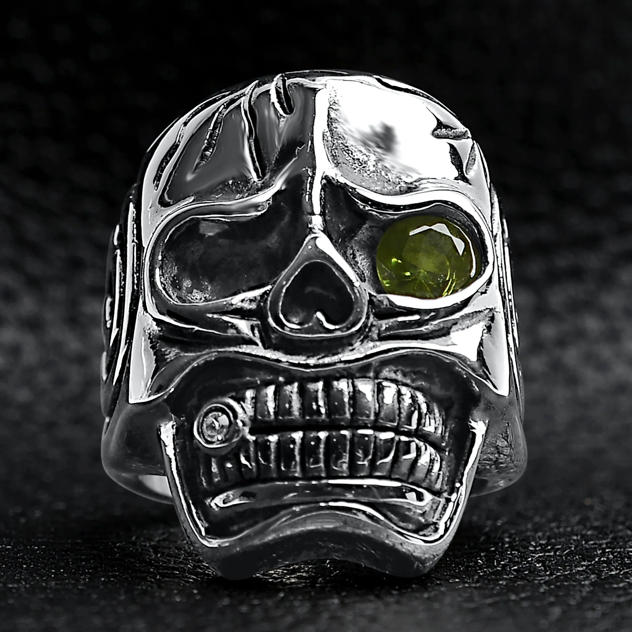 Detailed skull with Green CZ Eye Stone Stainless Steel Ring / SCR4092