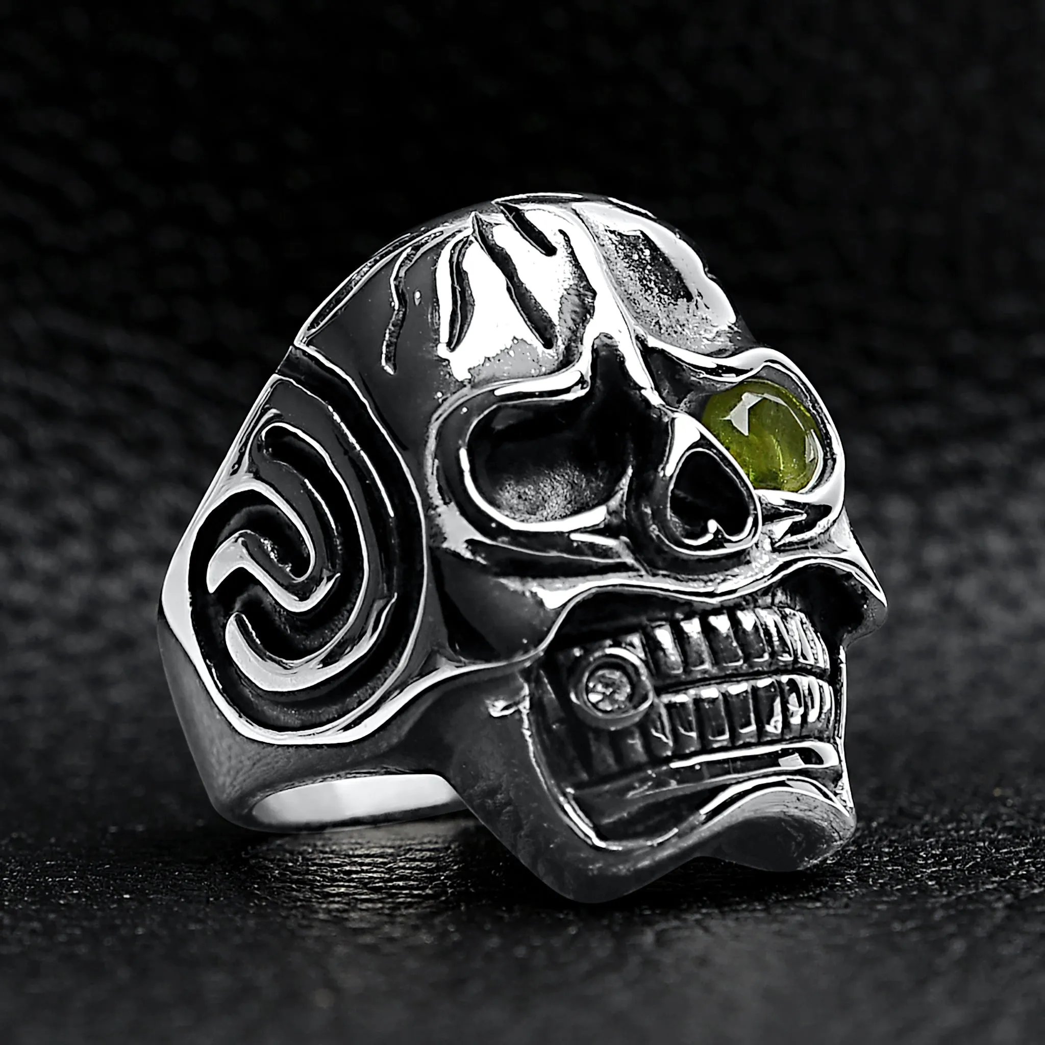 Detailed skull with Green CZ Eye Stone Stainless Steel Ring / SCR4092